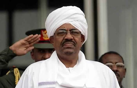 رئيس السودان يصل إلى جدة ونائب أمير مكة في استقباله