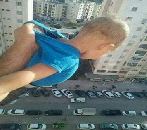 شاهد.. الصورة التي تَسببت في سجن جزائري لمدة عامين