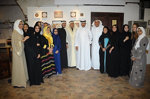 سلطان بن سلمان يتفقد أعمال المشاركين في بيت جميل للفنون التراثية