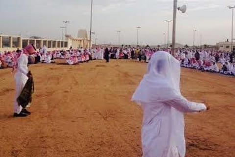 تجاوبًا مع "سبق".. أمين الطائف يقف على مصلى العيد بالقيم ويأمر بحل معاناة المواقف وإزالة الحواجز الترابية