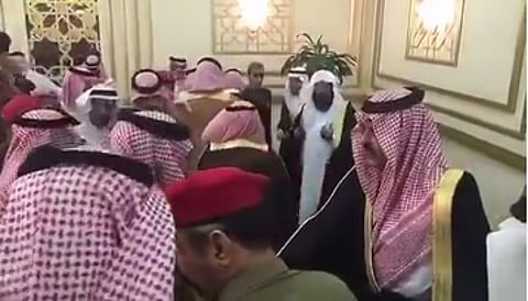 بالفيديو من قصر أجا .. أمير حائل يستقبل المبايعين لولي العهد