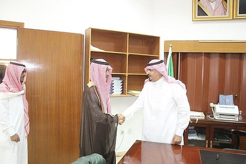 شاهد.. محافظ "تربة" يستقبل المبايعين لولي العهد