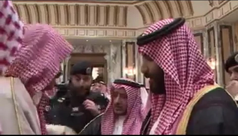 بعد المتداول.. "سبق" تكشف قصة الشاب الذي ظهر بفيديو مبايعة ولي العهد