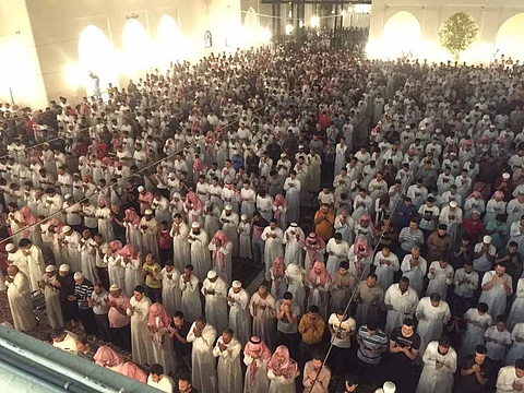 بالصور.. جامع الملك خالد بالرياض يمتلئ بآلاف المصلين في قيام "ليلة ٢٧"