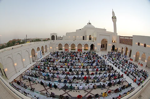 شاهد .. جامع الملك خالد يستقبل "18" ألف مصلٍّ في ليلة "ختم القرآن"