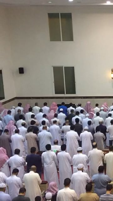 بالفيديو.. وفاة شخص في مسجد بجدة أثناء صلاة التهجد