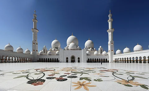 الإمارات تعلن غداً الأحد أول أيام عيد الفطر