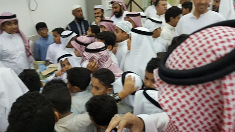 شاهد.. أهالي حي البندر بينبع يتبادلون التهاني وتوزيع "الشبرقة" على الأطفال