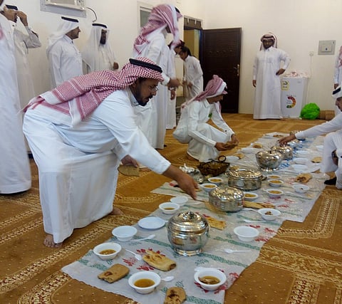 "سفرة العيد" تجمع سكان حي بأبها والنساء يتنافسن في إعداد الأطباق الشهية