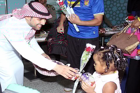 "جوازات المدينة" تشارك المسافرين احتفالات العيد بالورود والحلوى