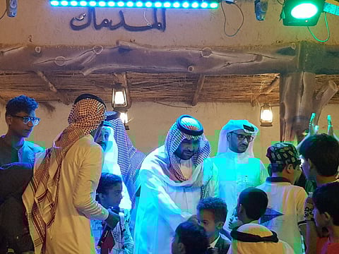 شاهد.. نائب أمير جازان يشارك الأهالي فرحة العيد
