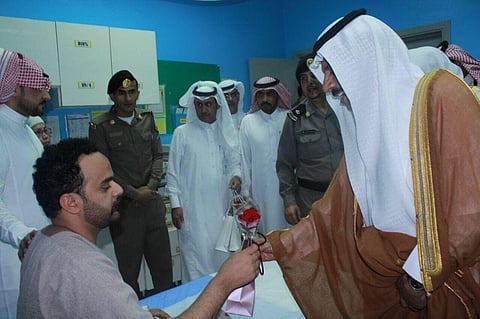 محافظ بلقرن يعايد المنومين بمستشفى سبت العلايا