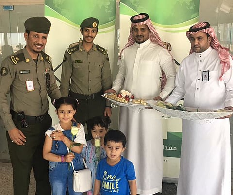 شاهد.. جوازات مطار ينبع الدولي تعايد المسافرين بالحلوى والورود