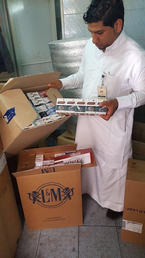 ضبط مستودع في الدمام خُصص لتخزين بضائع مهرَّبة من "الضريبة الانتقائية"