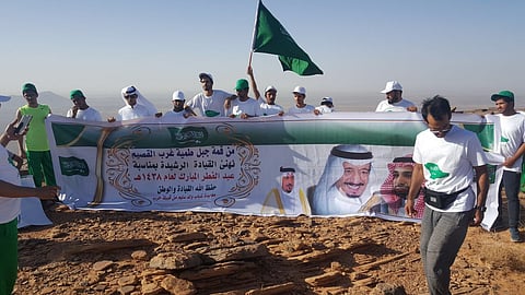 شباب يهنئون القيادة وأبطال الحد الجنوبي من أعلى "طمية"