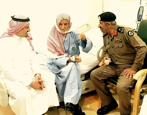 "القرزعي" يزور والد مدير البحث الجنائي والرقيب "البارقي"