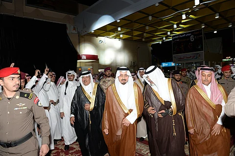 شاهد .. أمير عسير يدشن مهرجان أبها للتسوُّق في دورته الـ 19