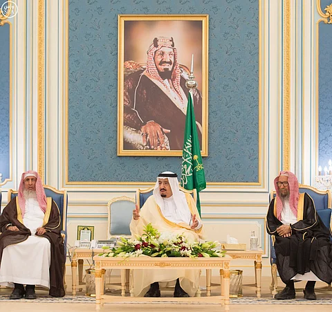 بعد توجيه خادم الحرمين بإيقاف كاتب.. مغردون: يحفظ العقيدة الإسلامية