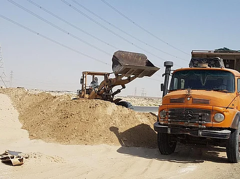 شاهد من الدمام .. ضبط لصوص رمال وحجز شيول وشاحنات واستدعاء مُلاكها