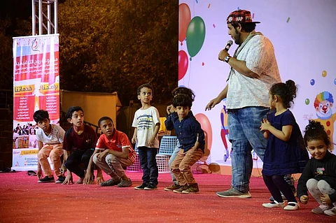 انطلاقة استضافة أبناء الشهداء.. شاهد أولى فعاليات مسرح أسرة الطفل بأبها