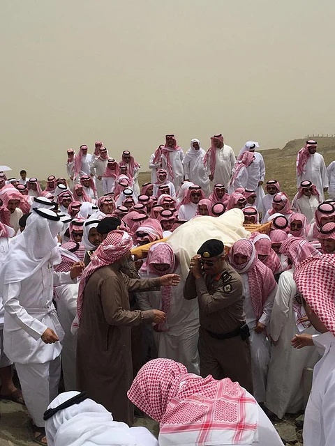 مدير شرطة عسير يتقدم المصلين على "آل مفرح"