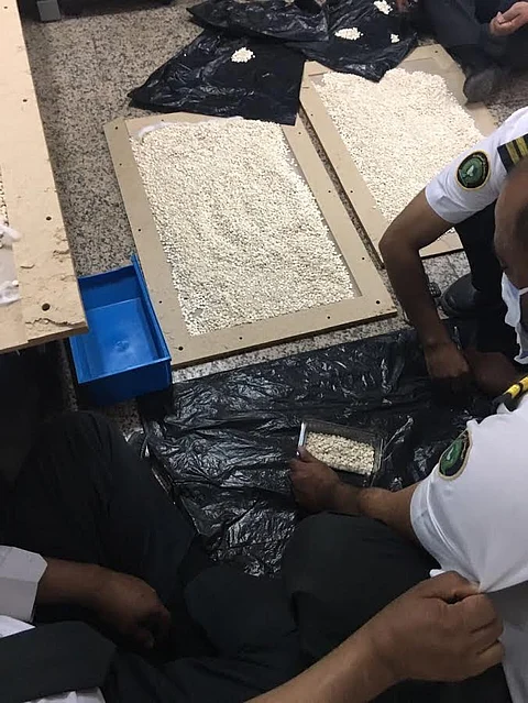 حيلة الطاولة فشلت.. جمرك مطار الإحساء يحبط تهريب 110 آلاف حبة كبتاجون