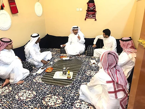 محافظ العرضيات يزور مشروعًا لـ"3" من أبناء المحافظة