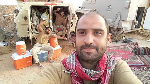 شاهد بالفيديو.. ماذا قال وفعل العميد ركن "النعمي" في عزاء زميله الشهيد "النجيمي"