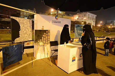 "رسامة الظلام".. نورة حمود كفيفة ترسم بالإحساس لتصبح حديث "شارع الفن"