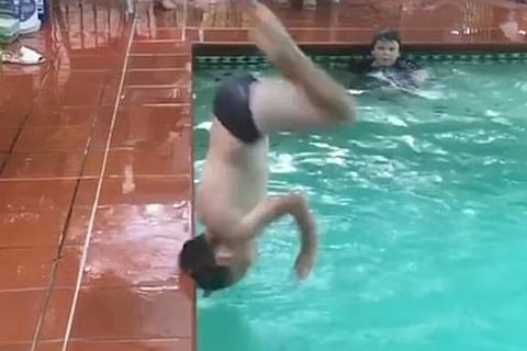 شاهد .. سقطة مروعة كادت تحطم رأس طفل على حافة المسبح