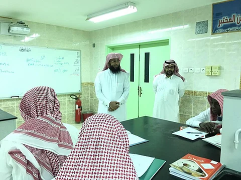 مدير تعليم الأفلاج يتابع انتظام الدراسة في برامج الفصل الصيفي