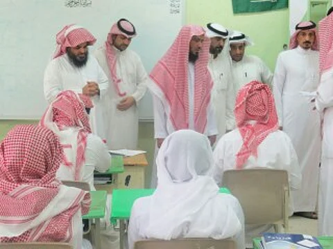 مدير تعليم حفرالباطن يتفقد الفصل الصيفي في ثانوية الإمام