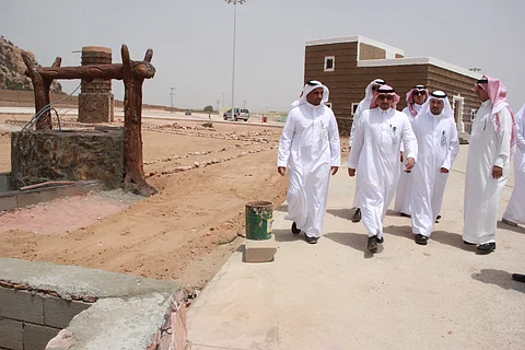 أمين عسير يطلع على سير الأعمال بقرية "الواديين" التراثية بالحبلة