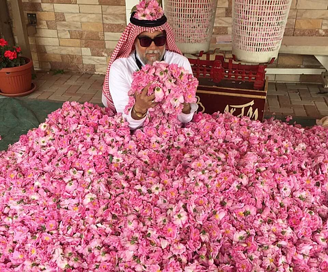 شاهد.. خبير من الجيل السابع لأسرة الورد الطائفي يروي لـ"سبق" قصة صناعته