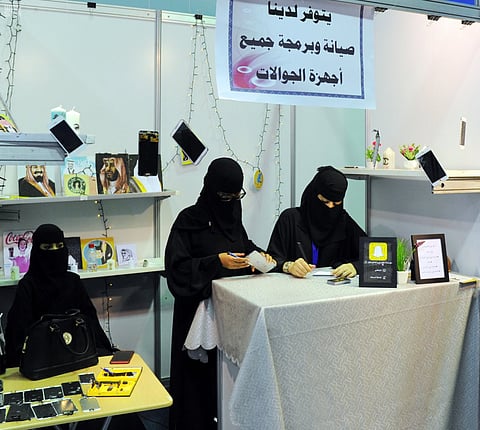 أبها.. 4 فتيات يمتهنّ صيانة الأجهزة المحمولة ويلفتن أنظار الزوار