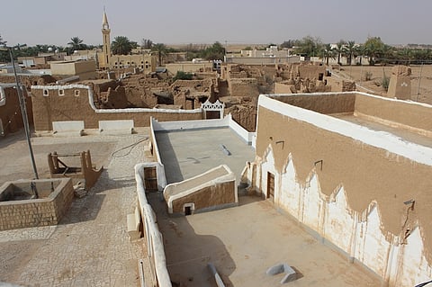 شاهد .. 156 عاماً تنقش التاريخ بقرية "عمار الأفلاج" .. هنا أقام المؤسِّس وحلّ أمراء