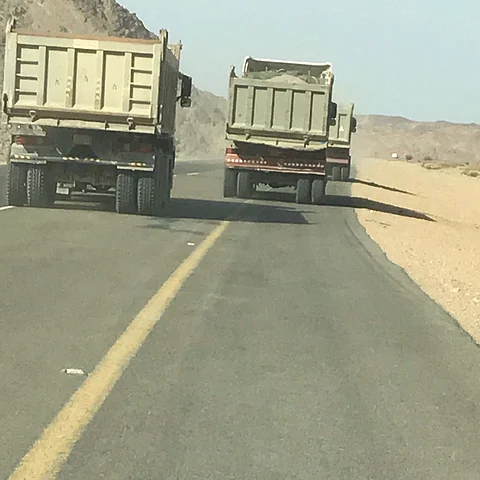 مرتادو طريق شرما تبوك للمسؤولين: أنقذونا من الشاحنات المسرعة