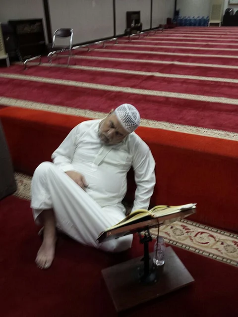 شاهد.. مؤذن مسجد بجدة يفارق الحياة قبل رفع أذان الفجر بدقائق