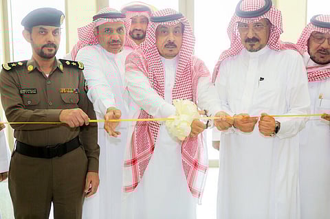 شاهد.. "سبق" تزين مبنى محافظة وادي الدواسر بـ 30 صورة