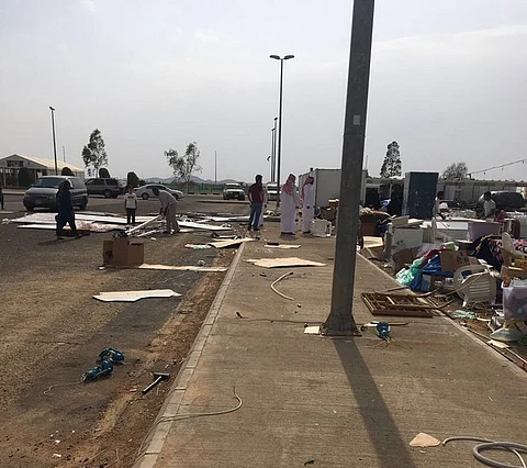 شاهد.. الرياح تقتلع أركان الأسر المنتجة ومحالها بسوق عكاظ
