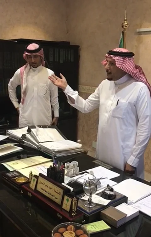"يتيم مكة".. ممدوح يستلم بطاقة الأحوال بعد 10 سنوات معاناة بين المحاكم