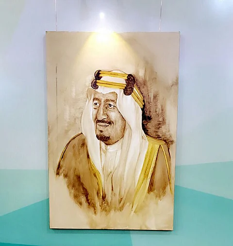 "المالكي" تبدع في رسم شخصية "الملك سلمان" وجذبت آلاف الزائرين لسوق عكاظ