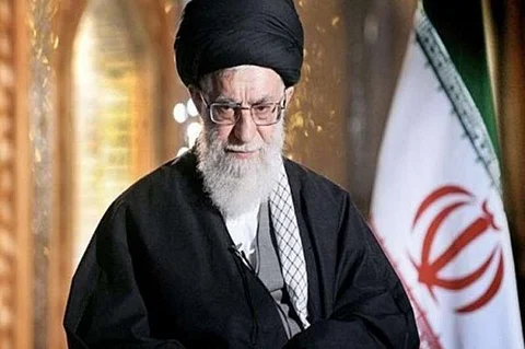 شاهد بداية نهاية حكم الملالي.. إيرانيون يحرقون صور الخميني والخامنئي وسط هتافات شعبية