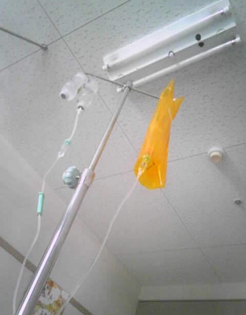 قبل أن يأخذه.. مريض يكتشف شوائب سوداء بمحلول وريدي.. و"صحة بيشة": حرّزناه