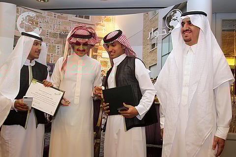 بالصور.. الوليد بن طلال يكرم 100 من سفراء حوار الإنسانية بأسكتلندا