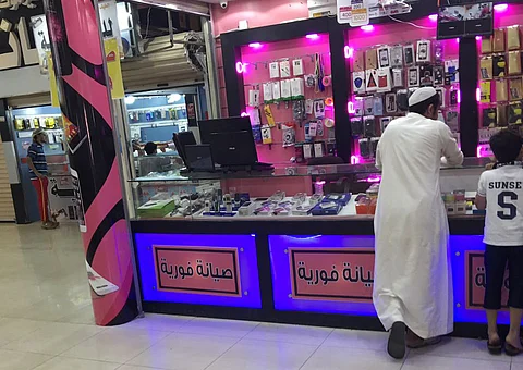 شاهد.. بلاغان يقودان عمل الرياض لضبط وافدين خالفا قرار التوطين