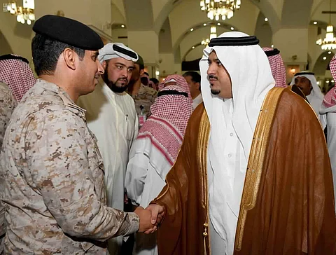أمير الرياض يؤدي صلاة الميت على "الشهيد الغانم"