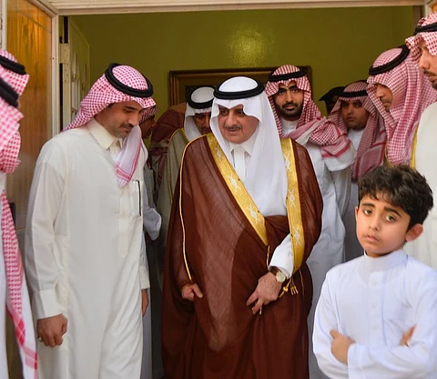 "أمير تبوك" يزور أسرة "العودة" معزيًا في وفاة فقيدهم