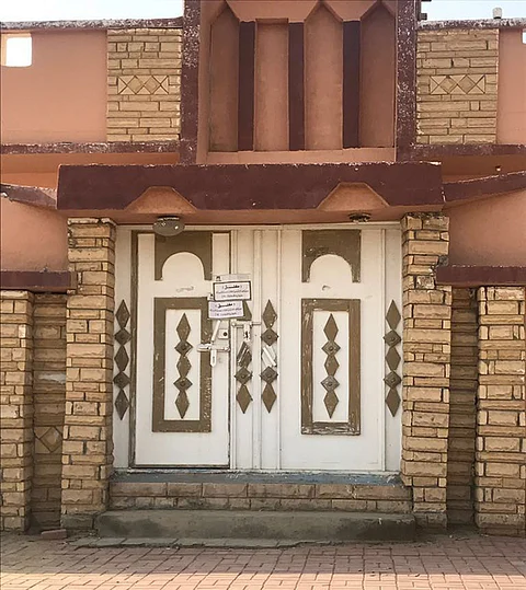إغلاق منزل في نجران تستخدمه شركة سكنًا للعمالة ومستودعًا للأغذية