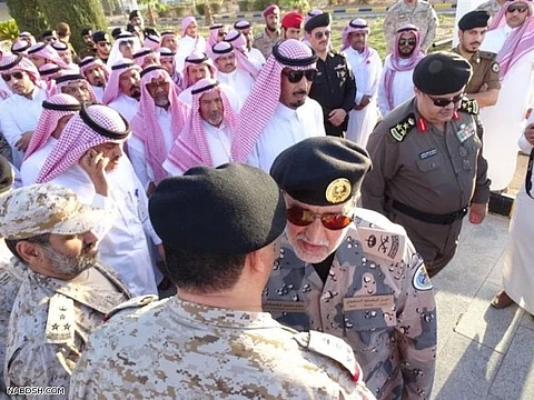 بالصور.. أهالي القريات يستقبلون جثمان شهيد الوطن محمد العنزي.. ويشيعونه عشاء